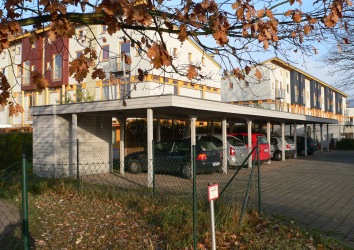 Flachdach-Carport mit Beton-Geräteraum